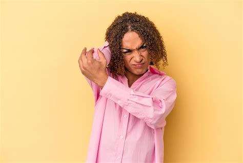 Jovem Mulher Transexual Latina Isolada Em Fundo Amarelo Tendo Uma Dor De Garganta Devido Ao