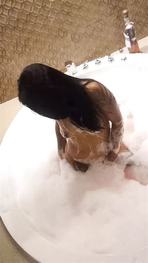 Latina En El Jacuzzi Delicioso Con Su Botella Sexi Sumisa Encantadora Morbosa Perrita Domable