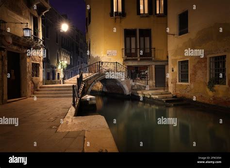 Historical bridge and canal in Venice, Italy Stock Photo - Alamy