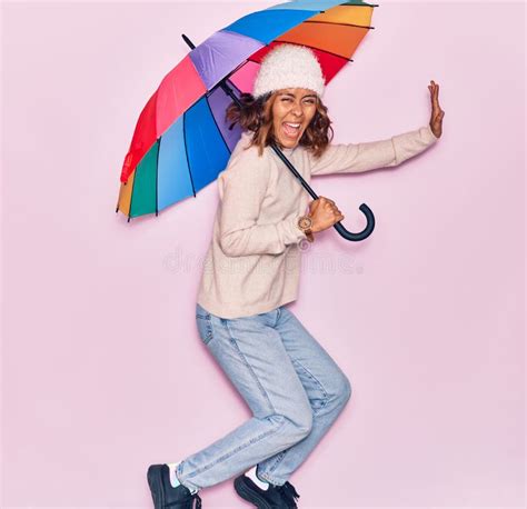 Joven Hermosa Latina Sosteniendo Paraguas Sonriendo Feliz Imagen De Archivo Imagen De Lluvioso