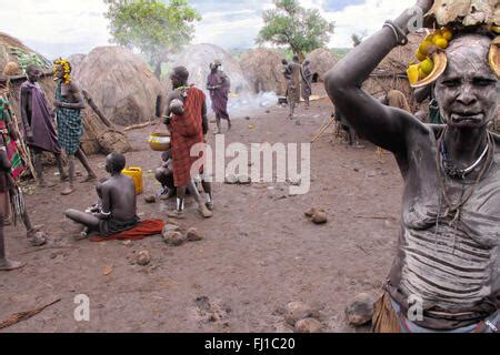 Mujer Mursi En Una Aldea En El Parque Nacional Mago Omo Valley Las