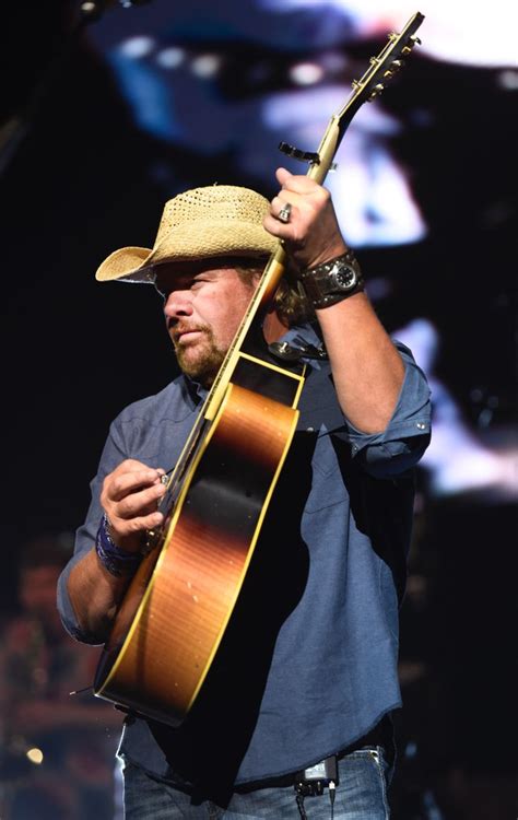 Toby Keith At Mohegan Sun Arena Arena Violin