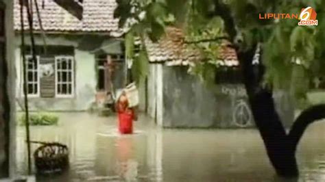 VIDEO Ratusan Rumah Di Tegal Terendam Banjir Rob News Liputan6