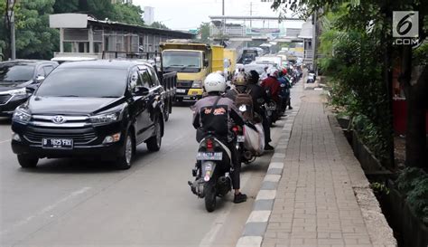 FOTO Lalu Lintas Padat Pengendara Motor Tetap Nekat Lawan Arah Foto