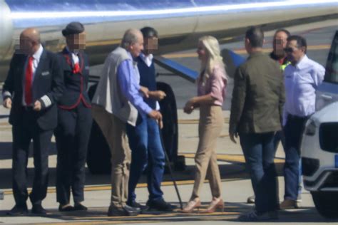 El Rey Juan Carlos Aterriza En Sanxenxo Primera Imagen De Su Cuarta Visita A España Tras