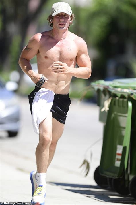 The Bear Star Jeremy Allen White Goes Shirtless And Shows Off His Ripped Physique While On A Run