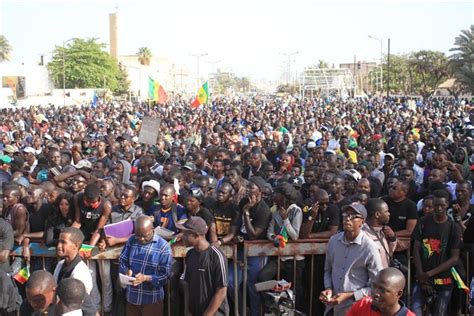 Sénégal Des Milliers De Manifestants à Dakar Contre Une éventuelle 3e