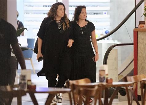 Ana Carolina passeia de mãos dadas a nova namorada em shopping no