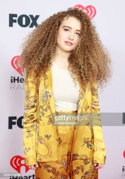 8 Hot Tal Wilkenfeld Bikini Pics