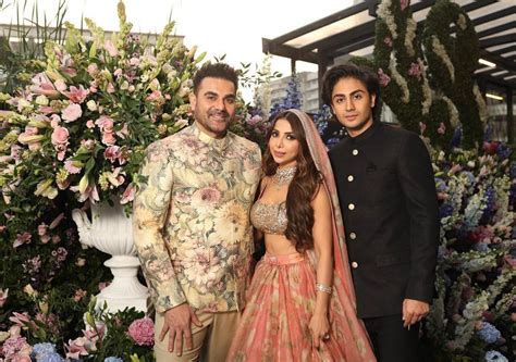arbaaz khan  sshura khan pose  family members   viral