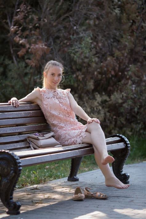 Ragazza Che Riposa Al Mare Fotografia Stock Immagine Di Bikini 154341452