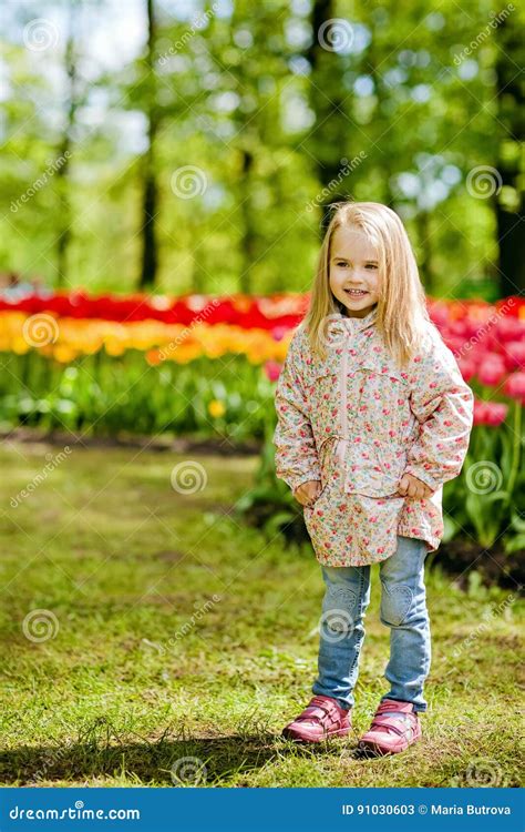 El Blonde Hermoso Muy Lindo De La Muchacha En Capa Rosada Se Coloca