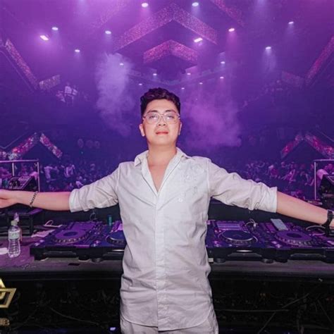 Listen to NST NHẠC CỦA ANH KHÔNG THỊ TRƯỜNG VOL 2 THÁI HOÀNG REMIX HOT NEW STYLE TH 2022