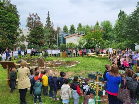 Taglio Del Nastro Per La Nuova Aula Natura Alla Scuola Pascoli Di