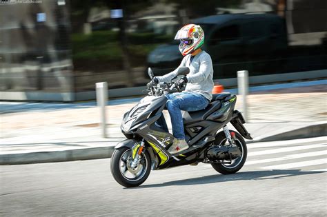 Revista Scooter Nuevos Yamaha Aerox R Y Aerox R Naked