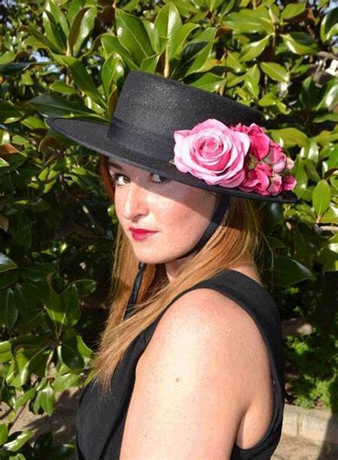 Sombrero Cordobes Trinidad Negro Con Flores Fucsias Fucsia Negro