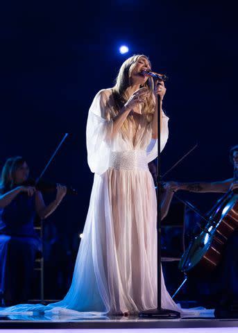 How Do I Live Singer LeAnn Rimes Wears Nearly Naked Dress At The ACM Awards