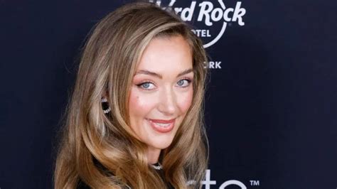 Si Swim Star Flaunts Island Life Ample Assets In Stunning Bikini Pic Yahoo Sports