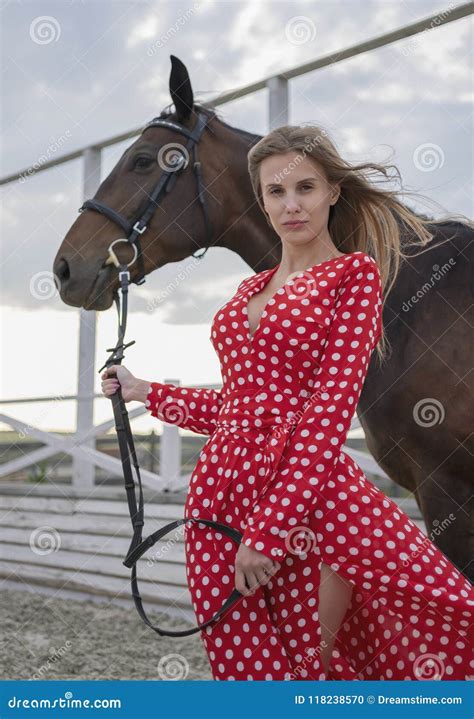 Belle Et Sexy Blonde Avec De Grands Seins Dans Une Robe Rouge Et Un