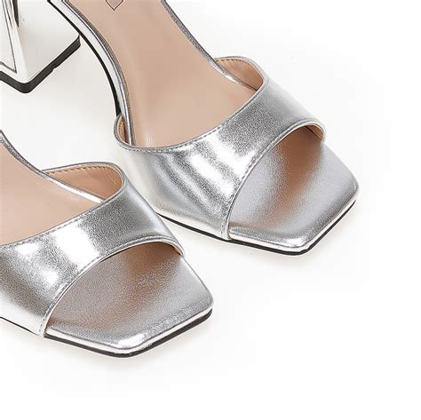 Sanda Y Nude Z Ekosk Ry Z Paseczkiem I Ciekawym Obcasem Tsoukalas Shoes