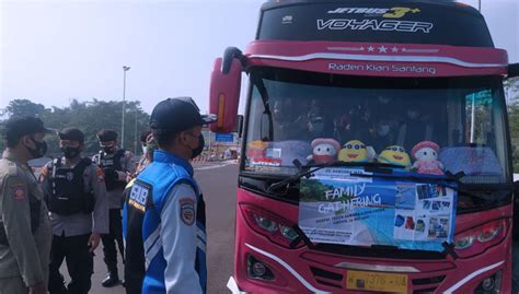 Satu Penumpang Reaktif Covid 19 Rombongan Bus Wisata Diputar Balik