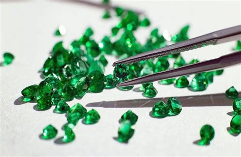 Benefits Of Wearing Emerald Emerald Gemstone Astrokapoor