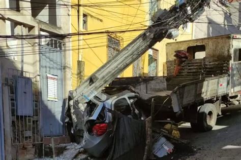 Caminh O Perde Controle Bate Em Carro E Derruba Poste Jornal Correio