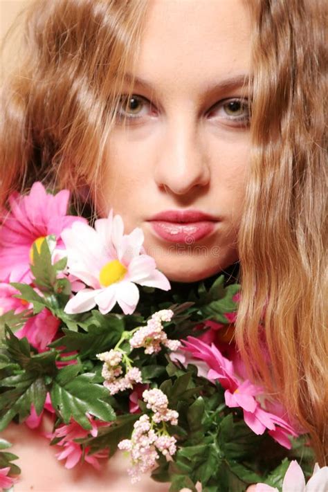 Belle Femme Blonde Image Stock Image Du Marguerite Renivellement