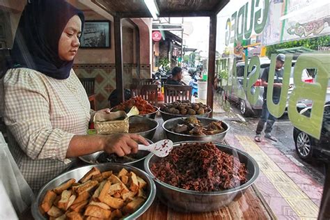 bahan baku langka penjual gudeg  jogja sampai tutup satu warungnya