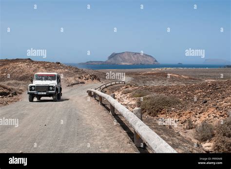 Lanzarote Islas Canarias Un 4x4 Sobre El Camino De Tierra Que Conduce