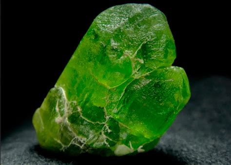 Камень Хризолит: Магические свойства, значение, кому подойдет, внешний ...