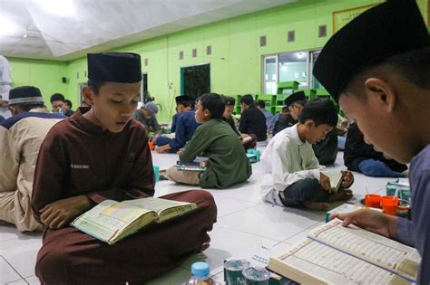 Wiz Sajikan Menu Buka Puasa Paket Ke Pondok Penghafal Al Quran