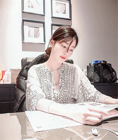 Hot girl kinh doanh mỹ phẩm khoe vẻ đẹp đẫy đà bên hồ bơi khiến dân mạng xuýt xoa