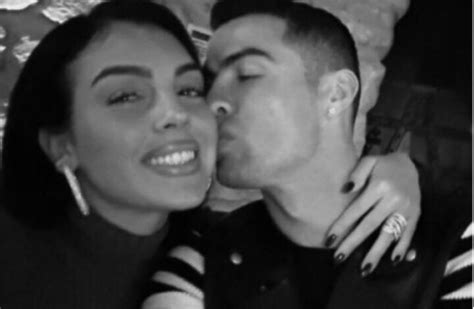 Cristiano Ronaldo Georgina Rodriguez Kissing Photo Viral From Saudi Arabia Enjoy Romantic Date