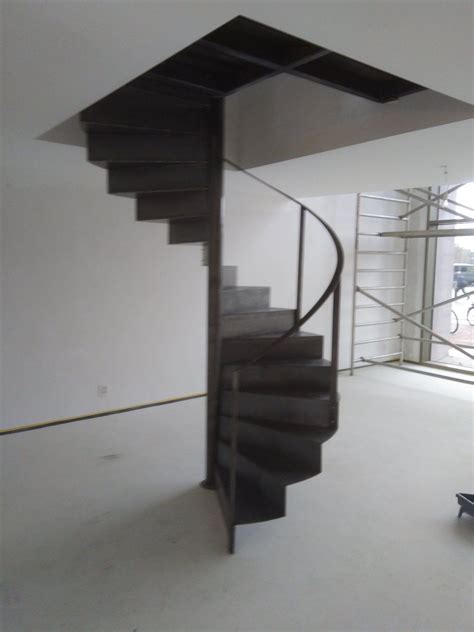 Zwart stalen dichte design spiltrap met bovenbordes | Wenteltrappen