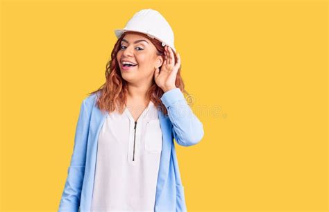 Joven Latina Con El Arquitecto Hardhat Sonriendo Con La Mano Sobre La Oreja Escuchando Un Rumor