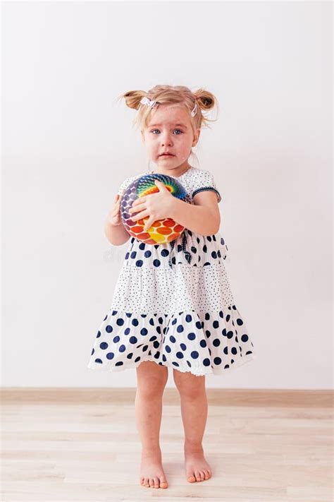 Petite Fille Blonde En Robe Claire Avec Un Ballon Color Dans Les Mains Qui S Agite Pieds Nus