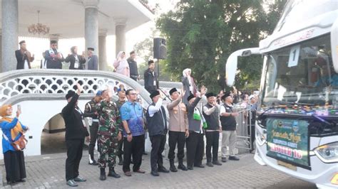 Pj Bupati Lepas Calon Jemaah Haji Asal Kabupaten Garut Metro Jabar