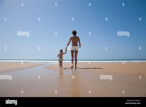 Mutter In Bikini Und Sohn Stockfotos Und Bilder Kaufen Seite Alamy