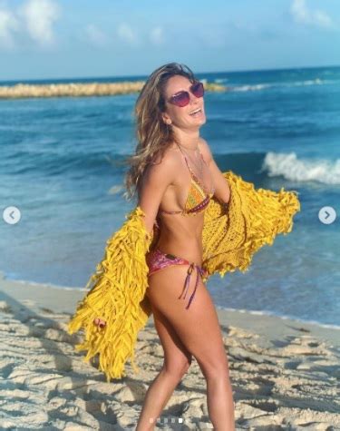 Geraldine Bazán en bikini y lejos del escándalo de Gabriel Soto inició el con sus hijas en