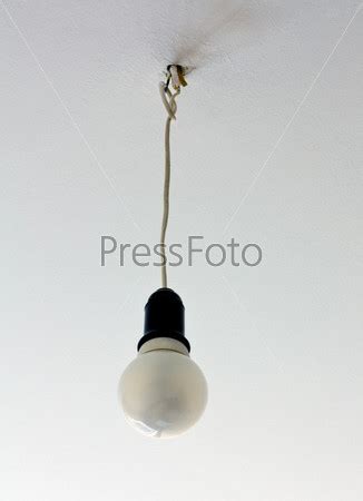 Фотография на тему Лампочка свисает с потолка на проводе | PressFoto