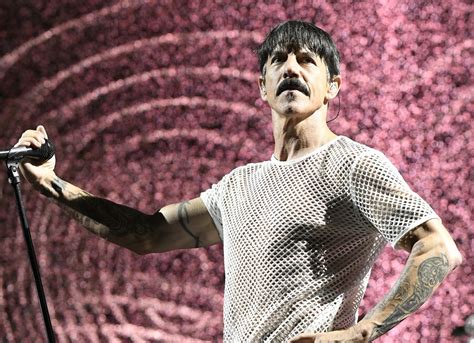 Anthony Kiedis do Red Hot Chili Peppers troca vegetarianismo por dieta à base de animais selvagens