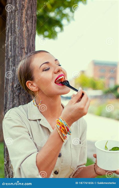 Sexy Latina Gostando De Comer Salada Em Olhos Fechados Foto de Stock Imagem de étnico fresco