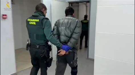 Un guardia civil franco de servicio impide la agresión de un hombre a