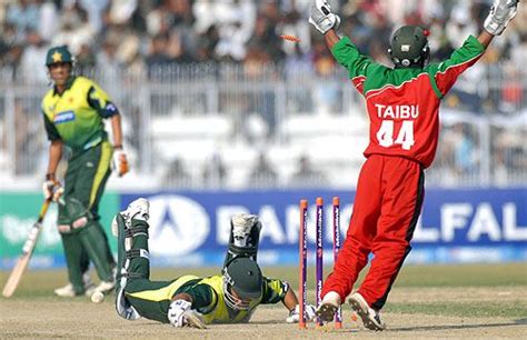 Tatenda Taibu Rejoices After Nasir Jamshed Is Run Out Espncricinfo