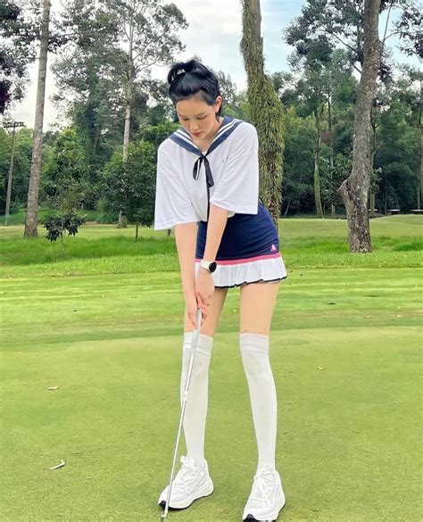 Hot girl ngực khủng Ngân 98 đòi chơi golf kiếm đại gia phản ứng của bạn trai khiến dân tình