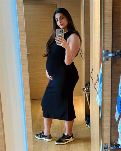 Pregnant Sonam Kapoor Aces Pregnancy Fashion See Pic