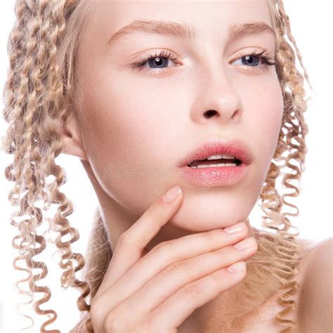 Portrait D Une Belle Femme Avec La Blonde Boucl E Photo Stock Image Du L Gance Calme