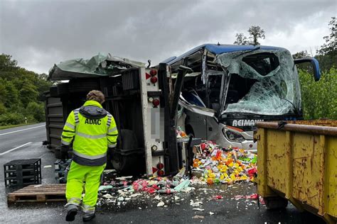 A2 Richtung Braunschweig Lkw Fahrer Stirbt Bei Horror Crash