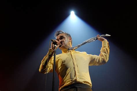Morrissey trägt bei L A Konzert Fuck The Guardian T Shirt Musikexpress